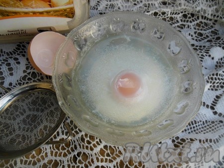 Поставьте тарелку в микроволновку на 1 минуту на максимальную мощность (у меня 750 Ватт), после сигнала откройте дверцу, если белок еще совсем жидкий - включите микроволновку еще на одну минуту.
