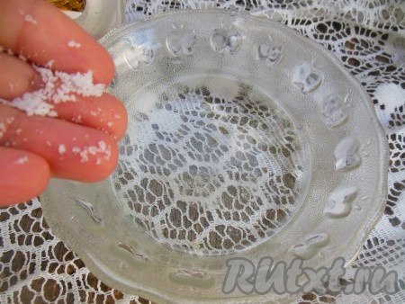 Добавьте щепоточку соли и перемешайте.