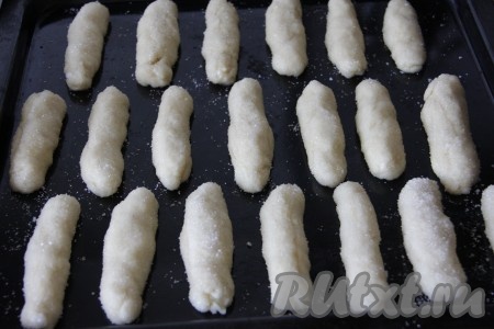 Выкладываем заготовку печенья в сахаре на противень, смазанный растительным маслом (или застеленный пергаментом). Аналогично формируем всё печенье (у меня получилось 20 штук) и выкладываем его на противень на небольшом расстоянии друг от друга. Печенье в процессе выпечки увеличивается в 2-3 раза, поэтому при выкладывании на противень нужно обязательно оставлять расстояние между заготовками печенья, иначе они могут слипнуться в духовке и вы не получите красивые печенюшки.