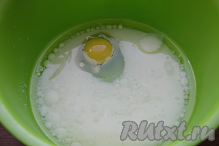 Желательно, чтобы кефир был комнатной температуры (кефир можно подогреть в течение 20 секунд в микроволновке, либо просто заранее достать его из холодильника, чтобы он успел согреться при комнатной температуре). В миске соединяем кефир комнатной температуры, растительное масло и яйцо, перемешиваем до однородности венчиком (или вилкой).