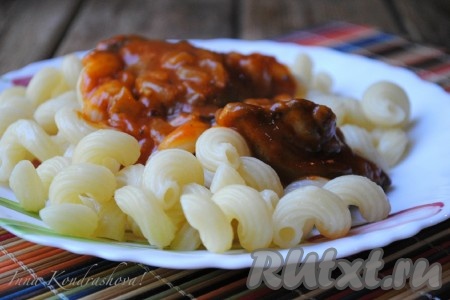 Очень вкусный гуляш из куриной печени готов, подавать его в горячем виде с отварным рисом, гречкой или макаронными изделиями. 