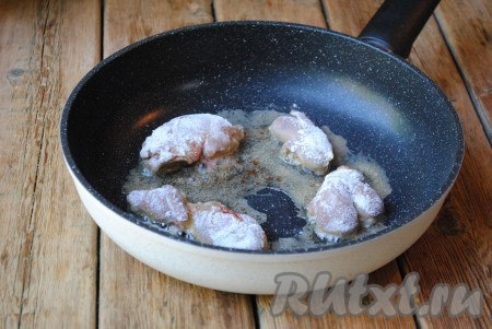 Куриную печень вымыть, удалить прожилки и обсушить. Печенку посолить и поперчить по вкусу. В сковороде разогреть небольшое количество растительного масла. Каждый кусочек печени обвалять в муке. На разогретую сковороду выложить кусочки печени. Печенку лучше выкладывать на сковороду в один слой. Если сковорода небольшая и вся печень не помещается, обжаривайте её в несколько приёмов.
