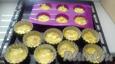 Тесто распределить по формочках, предварительно смазанным подсолнечным маслом (силиконовые формочки можно не смазывать). Формочки заполнять тестом на 2/3 объёма. Поставить в разогретую духовку и выпекать кексы с ветчиной и сыром при температуре 180 градусов около 30-35 минут. Готовность проверяйте шпажкой.