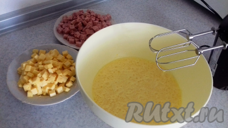 Молоко взбить с яйцами, солью, перцем, добавить растопленное сливочное масло (или маргарин) комнатной температуры, перемешать до однородной массы.