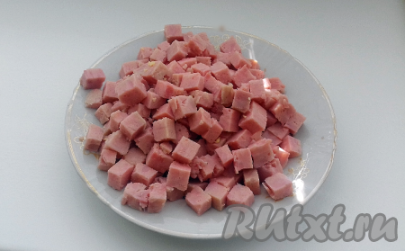 Ветчину нарезать кубиками.