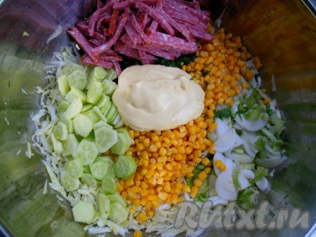 В глубокой миске соедините капусту, огурцы, кукурузу, лук, чеснок, колбасу, укроп и майонез, хорошо перемешайте.
