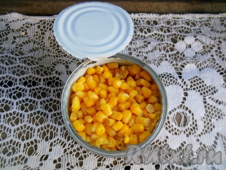 С кукурузы слейте сок, измельчите укроп.