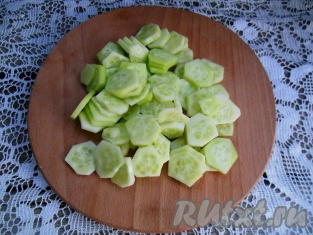 Огурцы очистите от кожуры и нарежьте колечками.