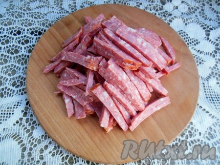 Колбасу нарежьте соломкой.