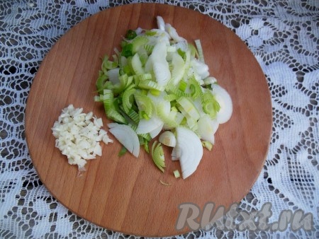 Лук нарежьте полукольцами, чеснок измельчите.
