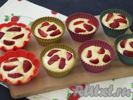 Клубнику промыть и обсушить, разрезать вдоль на 4-6 частей. Разложить клубнику на поверхности теста, слегка вдавливая.
