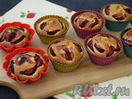 Духовку нагреть до 180 градусов и печь кексы 30-35 минут. Затем кексы вынуть из духовки и дать им остыть.
