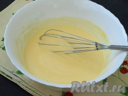 Влить в тесто молоко и размешать, масса станет жидкой.
