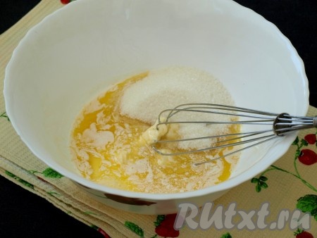 Сливочное масло растопить в сотейнике наполовину, снять с огня и оставить до остывания. Затем перелить в глубокую ёмкость, добавить сахар, соль и ванильный сахар.
