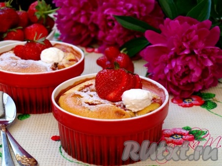 Тёплый десерт присыпать сахарной пудрой, украсить клубникой и добавить шарик мороженого. Клафути с клубникой получается необычайно вкусным, попробуйте!