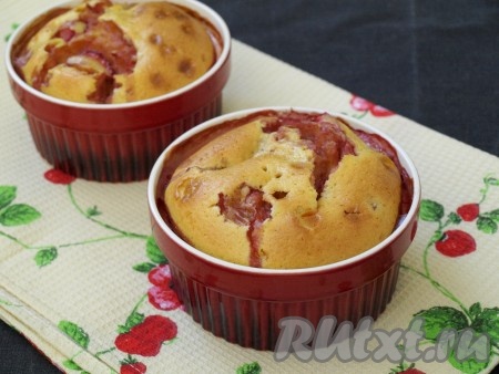 Духовку разогреть до 180 градусов и готовить клафути с клубникой 30 минут. В процессе приготовления тесто очень хорошо поднимется, но потом постепенно осядет - такая особенность этого десерта.
