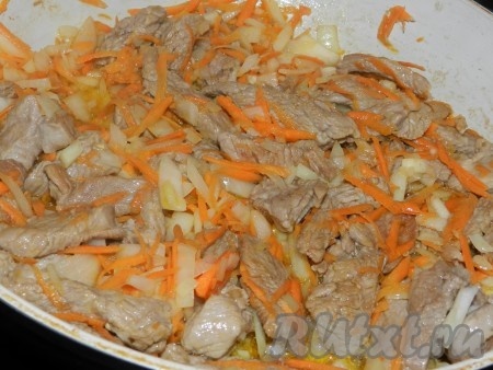 Телятину нарезать на кусочки, лук - полукольцами, морковь натереть на терке. Сначала обжарить на сильном огне мясо, до образования румяной корочки, затем огонь уменьшить, добавить лук и морковь, обжарить все вместе до золотистого цвета овощей.
