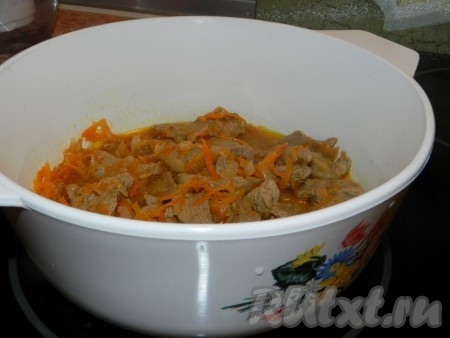 Посолить, поперчить, добавить немного воды, накрыть крышкой и готовить около часа на медленном огне.
