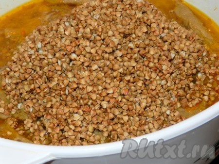 Когда телятина будет почти готова, добавить промытую гречневую крупу, перемешать, добавить горячей воды на 1,5 см выше уровня крупы. Накрыть крышкой и варить еще примерно 40 минут до готовности.
