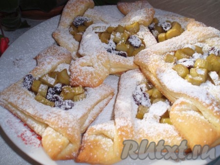 Испеченные булочки переложить на блюдо и обильно посыпать сахарной пудрой.