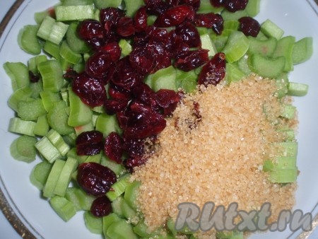 Добавить к нарезанному ревеню вяленую клюкву (можно заменить изюмом), коричневый сахар и перемешать. Начинка для слоек готова.
