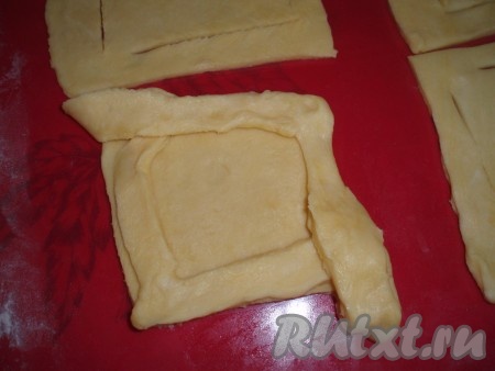 Скрестить стороны каждого квадрата (как на фото).
