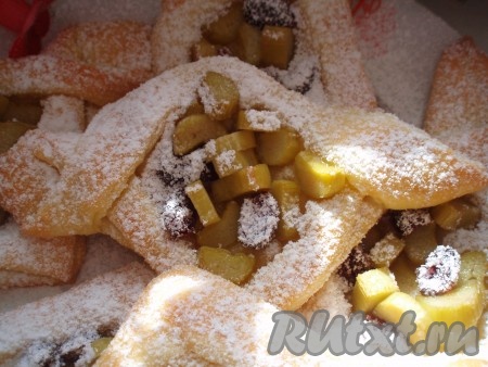 Вкусные и красивые булочки из слоеного дрожжевого теста с ревенем готовы.