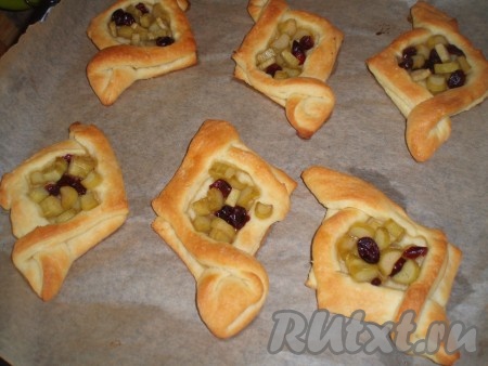 Яйцо разбить, смешать с небольшим количеством воды, смазать полученной смесью булочки. Духовку нагреть до 220 градусов. Печь слойки с ревенем в нагретой духовке 20-25 минут (до румяного цвета).
