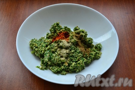 Также добавить красный молотый перец по вкусу, регулируя остроту.
