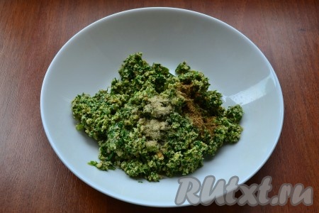 Измельчить содержимое чаши в блендере и полученную массу выложить в миску. Добавить соль, уксус, кориандр, хмели-сунели (я добавила уцхо-сунели).
