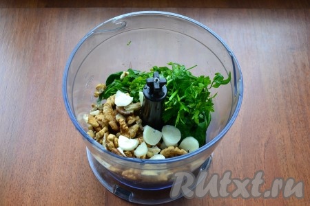 Сюда же добавить ядра грецких орехов и нарезанный чеснок.
