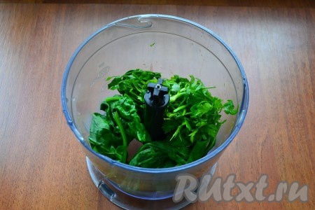 Шпинат вместе с кинзой или петрушкой поместить в чашу блендера.
