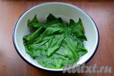 Листья шпината залить кипятком буквально на 1 минуту, воду слить.