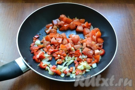 В сковороду влить немного растительного масла, выложить лук и болгарский перец, обжарить овощи на среднем огне в течение 2 минут, помешивая, далее добавить помидоры. Посолить, перемешать и обжаривать в течение 4-5 минут, иногда перемешивая.
