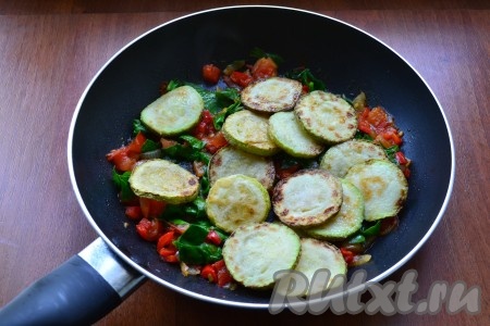 Перемешать содержимое сковороды, протушить около 1 минуты и добавить обжаренные кружочки кабачка.
