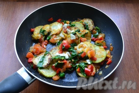 Перемешать, добавить измельчённый чеснок, поперчить. Прогреть блюдо на небольшом огне около 2-3 минут и выключить газ.
