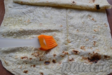 Лаваш смазать яичной смесью.