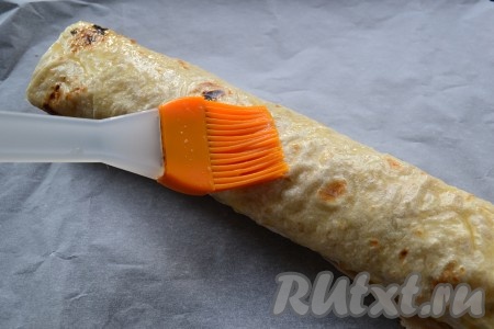 Смазать верх рулета оставшейся яичной смесью.