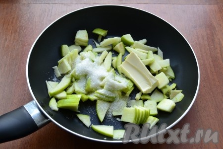 Яблоки очистить от сердцевины, нарезать средними кусочками. Поместить яблоки в сковороду, добавить сливочное масло и всыпать 3 столовые ложки сахара. Обжарить яблоки на небольшом огне до мягкости, периодически помешивая.
