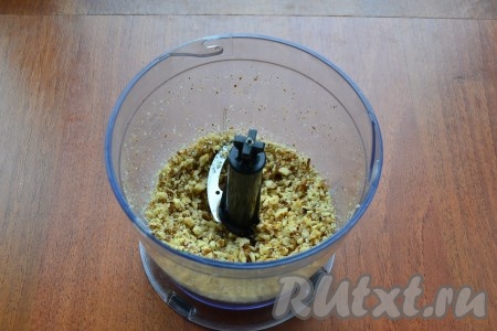 Грецкие орехи измельчить в чаше блендера.