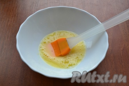 Хорошенько расколотить яйцо с сахаром.