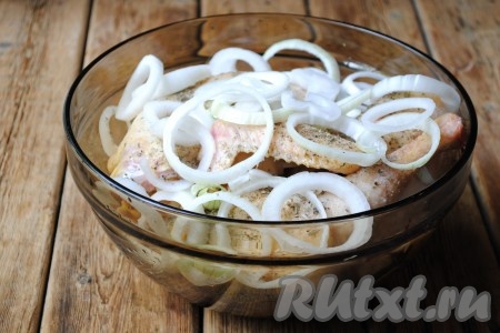 Лук очистить, нарезать кольцами, немного пожать его руками и добавить к мясу. Миску с куриным мясом накрыть крышкой и отправить в холодильник на 2-3 часа, чтобы оно замариновалось. Маринад должен поспособствовать размягчению мясных волокон и мясо станет более мягким. 