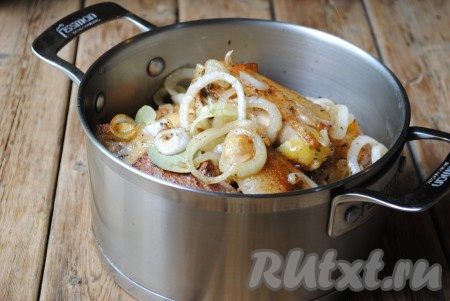 На той же сковороде, на которой жарилась курятина, обжарить лук, который использовали для маринада. Обжаривать лук, примерно, 3-4 минуты, периодически помешивая, лучок должен немного зарумяниться и стать мягким. Обжаренный лук отправить в кастрюлю к курице, добавить лавровые листья, если нужно, ещё соли.&nbsp;
