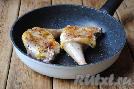 Обжаривать кусочки курочки по 3-4 минуты с каждой стороны на сильном огне.&nbsp;
