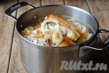 Влить воду, чтобы она заполняла кастрюлю больше, чем на половину (как на фото). Поставить кастрюлю на огонь и на сильном огне довести до кипения. Затем огонь уменьшить, кастрюлю накрыть крышкой и тушить куриное мясо до готовности (1,5-2 часа). Время приготовления домашней курочки будет зависеть от возраста птицы. 