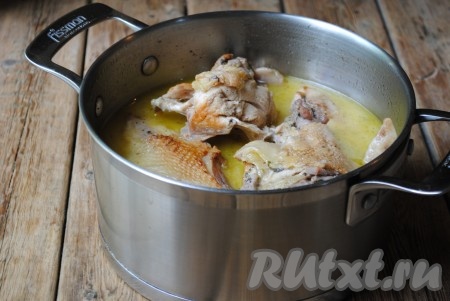 Если куриное мясо легко прокалывается вилкой или ножом - блюдо готово.&nbsp;
