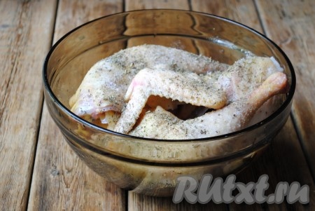 Добавить к кусочкам курицы соль, чёрный молотый перец, итальянские травы и лимонный сок, хорошо перемешать, чтобы специи покрыли каждый кусочек мяса. 