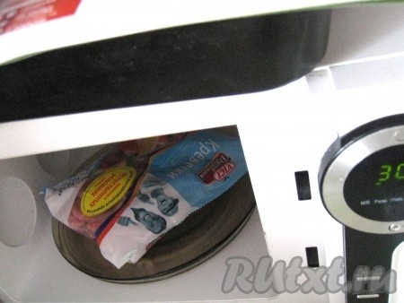 Креветки разморозить, например, в микроволновке или по рекомендациям на упаковке. Креветки могут остаться холодными, главное, чтобы не во льду.