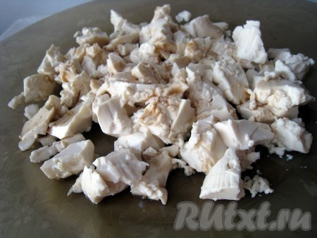 Тофу поломать на кусочки, побрызгать соевым соусам и оставить промариноваться.