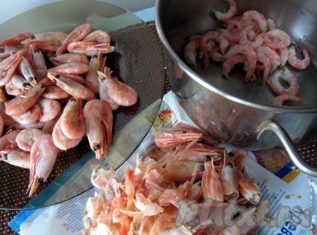 Креветки очистить - удалить голову, затем панцирь и ножки.